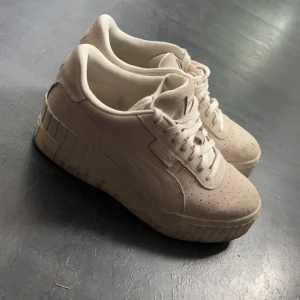 Puma, cali wedge - Färgen syns bäst på sista bilden 🤩 Sparsamt använda 