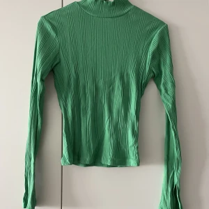 Grön tröja - Från Gina. Bara använd ca 2 gånger så den är som ny