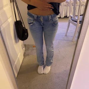 Blåa Pepe Jeans  - Säljer mina blåa pepe jeans från i vintras då dom inte kommer till användning så mycket längre. Som nya och inga defekter. Nypris 1200kr 💗Skriv privat för fler frågor osv! Pris kan diskuteras 🌟