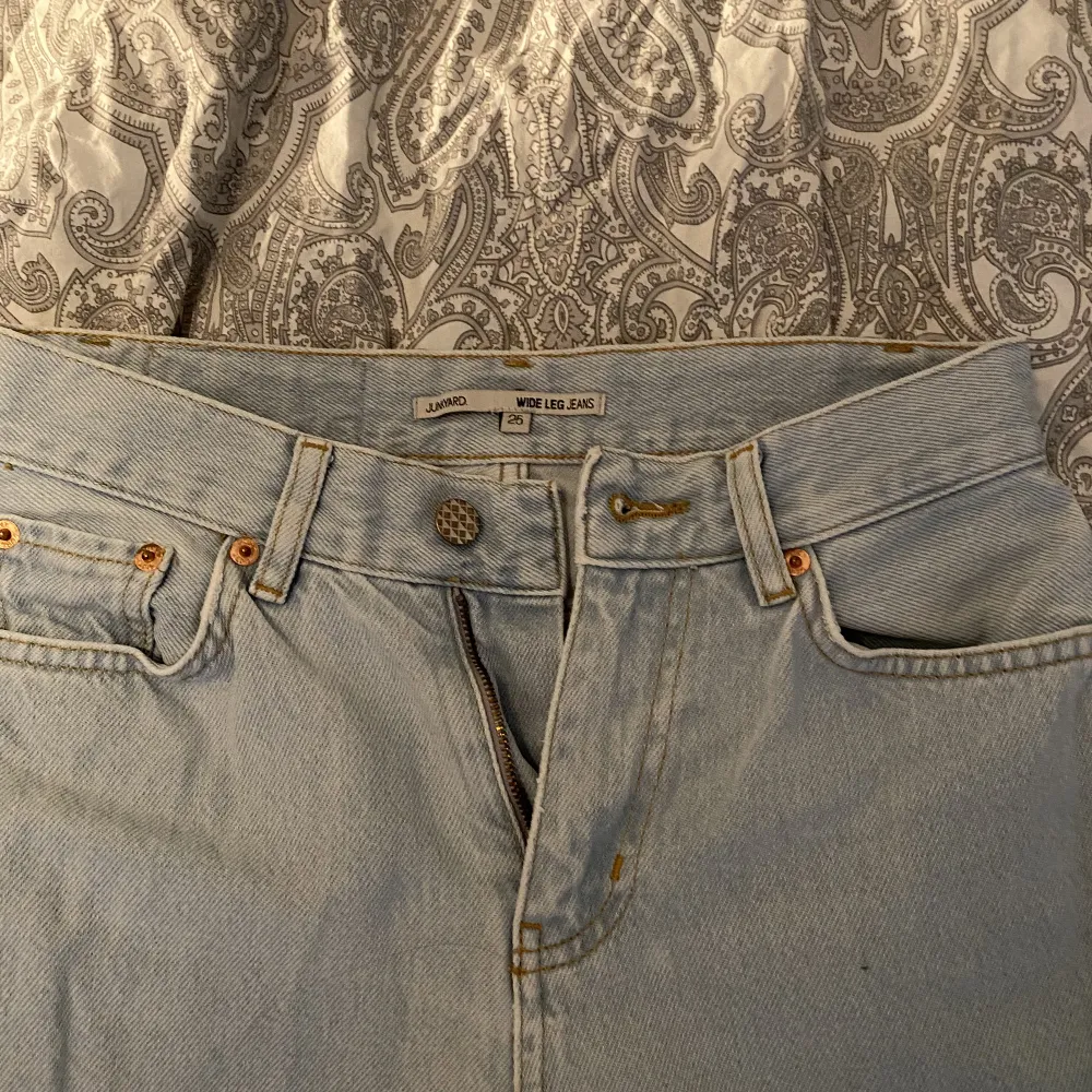 Säljer mina snygga ljusblå jeans från junkyard. Använd ett fåtal gånger. Riktigt bra skick! . Jeans & Byxor.