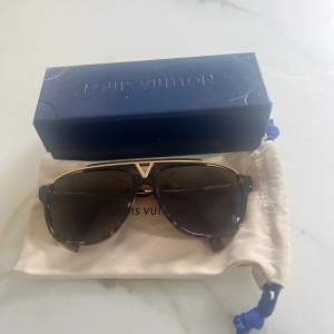 KVITTO FINNS.  Väldigt sparsamt använda Louis Vuitton solglasögon som är väldigt snygga! Säljes då jag köpt nya! Alltid legat i lilla tygpåsen instoppad i boxen därav skicket på glasögonen. 