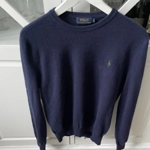 Ralph Lauren tröja  - Säljer denna Ralph Lauren sweatshirt i storlek M. Passar även de festa som bär Small. Tröjan har inga skador. Tveka inte att höra av dig vid minsta fundering! 😃