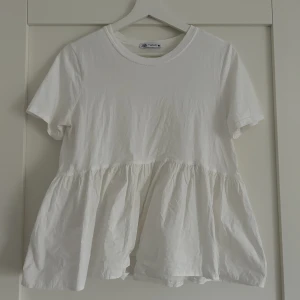 Topp - Vit t-shirt blus från Zara!! storlek S
