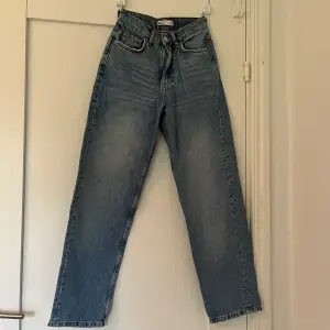 Mycket fina jeans som ja vill skicka vidare till någon som kan använda de. Då de tyvärr blivit förmså o ej passar längre. Mycket prisvärda jeans:)