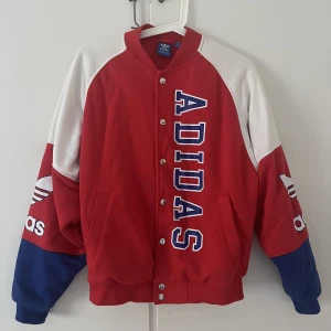 Adidas tröja  - Adidas vintage tröja med knäppning, använd två gånger. Är som ny. Storlek S men är oversize i modellen. 
