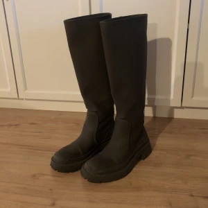 Zara Boots - Militärgröna knähöga boots från Zara. Använt ett fåtal gånger, så i mycket fint skick! Tål regn och rusk så passande till hösten🍁Säljer pga för stora.