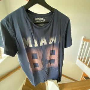 T-shirt  - En gammal Jack and Jones t-shirt, kom privat för fler bilder.