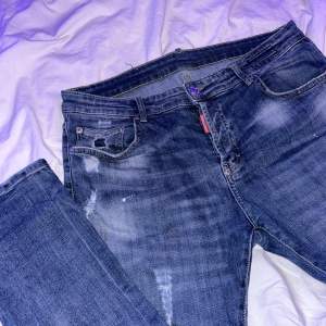 DSQUARED2 Jeans mörk blåa, jätte fina med bra skick!💙 (Storlek L men kan även passa större M)