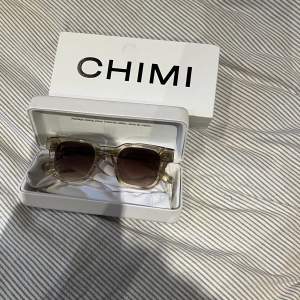 Säljer ett par chimi 04 glajor. Sparsamt använda men i nyskick. Allt som tillhör glasögonen ingår.