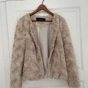 Beige tunn jacka  - Lånad bild Storlek S har även en likadan i rosa 