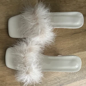 Fluffiga klackskor  - Nyskick! I ljusrosa/beige färg.