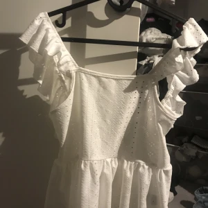 Volang topp!! - Säljer denna jätte fina topp pågrund av pengar brist😅😫 Skriv ifall ni har några frågor elr vill ha bättre bilder) Pris kan diskuteras!!