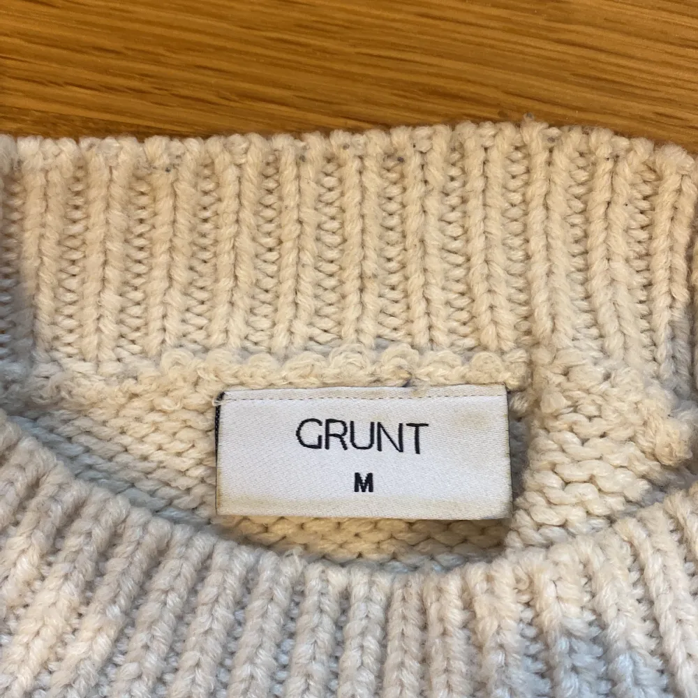 En trekvartsärmad tröja från Grunt i storlek M men med tanke på att den är väldigt liten i storleken så passar den både S och Xs!! . Stickat.