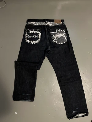 Stüssy rough & rugged denim - Stüssy jeans med otroliga detaljer. Allt från tryck på bakfickor, till custom stüssy tags och tryck på hela insidan. Snygg straight passform och bra skick förutom lite slitningar på baksida ben - se bilder. Vet inte exakt storlek men passar som w30/32.