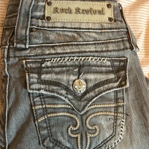 Rock revival jeans  - Snygga Lågmidjade jeans/shorts med ascoola bakfickor. Midjemåttet (tvärs över) är 37cm och innerbenslängden är 56cm. 💛💛