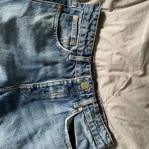 Säljer nu mina ursnygga midrise jeans ifrån Zara i därav jag inte får någon användning av dem, dem går att sy tillbaka om man vill de(sista bilden). Köpte för 350 kr & är i nyskick typ, kommer lägga ut nästan likdan fast 38 & inte sånt på sista bilden💘💘