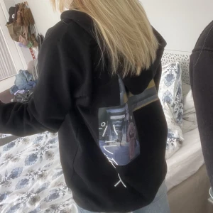 Axel Arigato Hoodie - Jättesnygg hoodie från Axel Arigato med tryck på ryggen. Skriv för fler bilder🫶🏽 storlek XS men Oversized💕 lite krånglig i dragkedjan men annars bra skick Nypris 2400 kr