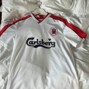 Säljer denna feta retro Liverpool tröjan 98/99, då den inte kommer till användning så mycket längre. 10/10 i skick.