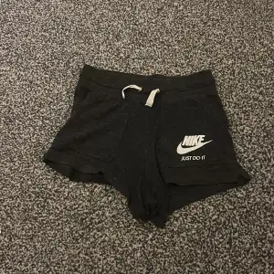 Gråa Nike shorts sköna 