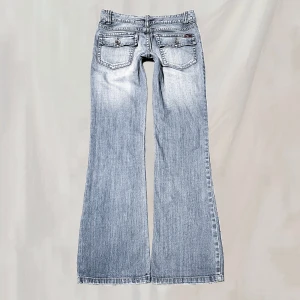 Jeans  - Midja:76 innerben:80 Låga jeans från only. Slitning på vardera ben (sista bild högra hörn) men tror det är del av design.Blekta partier enligt bild, kan dock bara var färgen som är melerad. Lite nötningar vid ex linning,fickor,fotändar. Överlag bra skick🤍