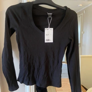 Tröja från Monki - En svart ribbad topp från Monki! Aldrig använd, storlek M!