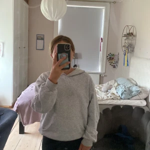 Grå hoddie  - Grå hoddie bra skick använt cr 5 gånger 