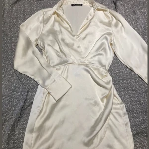 klänning från zara - Så söt draperad klänning från zara, säljs då det tyvärr är fel storlek för mig. Nyskick, endast testad. Skriv för fler bilder eller kom med frågor! Pris går alltid att diskutera, ser gärna att vi kan göra en snabb affär.