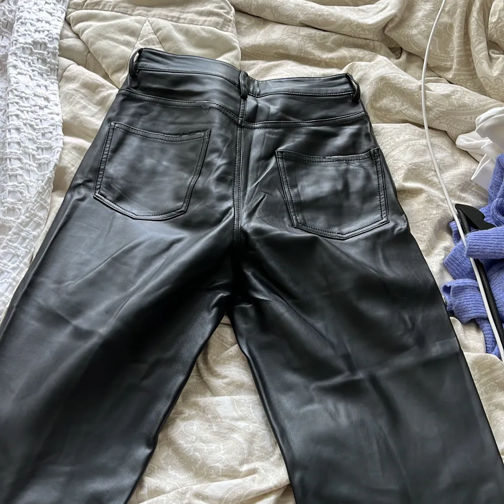 Supersnygga lossas läder byxor från zara💕 jättebra skick💕 mysigt tyg på insidan💕 köpta i London💕. Jeans & Byxor.