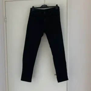 Uniqlo jeans köpta 2018 men knappt använda. Original pris- 499kr. Om man är ca stl 36-38-40 blir de som baggy jeans men om man är över de storlekarna så blir det mer som skinny jeans. Köparen står för frakt.