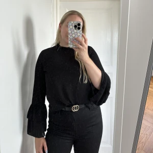 Svart blus - Söt svart blus från Gina Tricot. Fina, vida ärmar och skönt chiffong-material. Något använd, men i fint skick. 