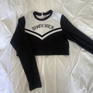 Tröja  - Snygg magtröja . Står L i den men är liten i storleken.