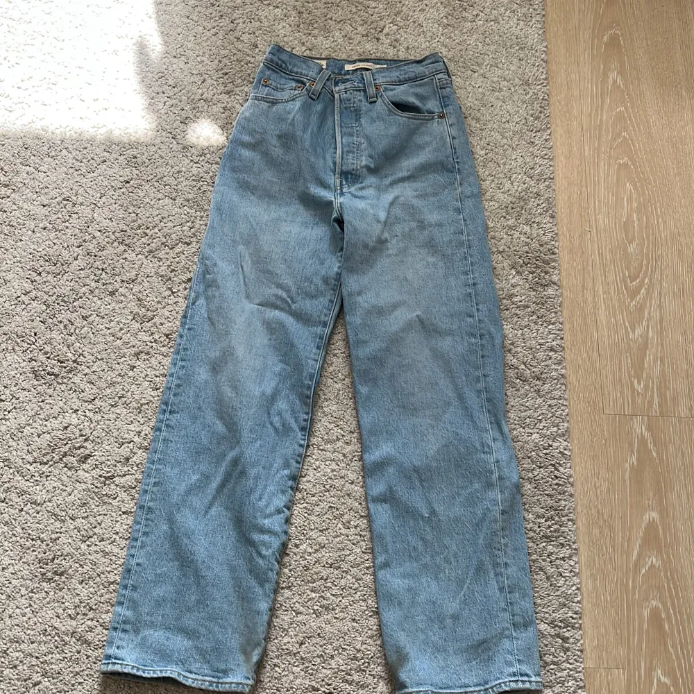 Säljer dessa snygga Levi’s jeans i modellen ribcage straight. De är 24 i midjan och 27 i längden. Jeans & Byxor.