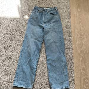 Säljer dessa snygga Levi’s jeans i modellen ribcage straight. De är 24 i midjan och 27 i längden
