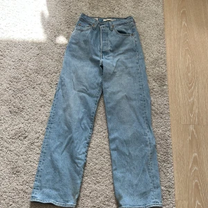 Jeans  - Säljer dessa snygga Levi’s jeans i modellen ribcage straight. De är 24 i midjan och 27 i längden