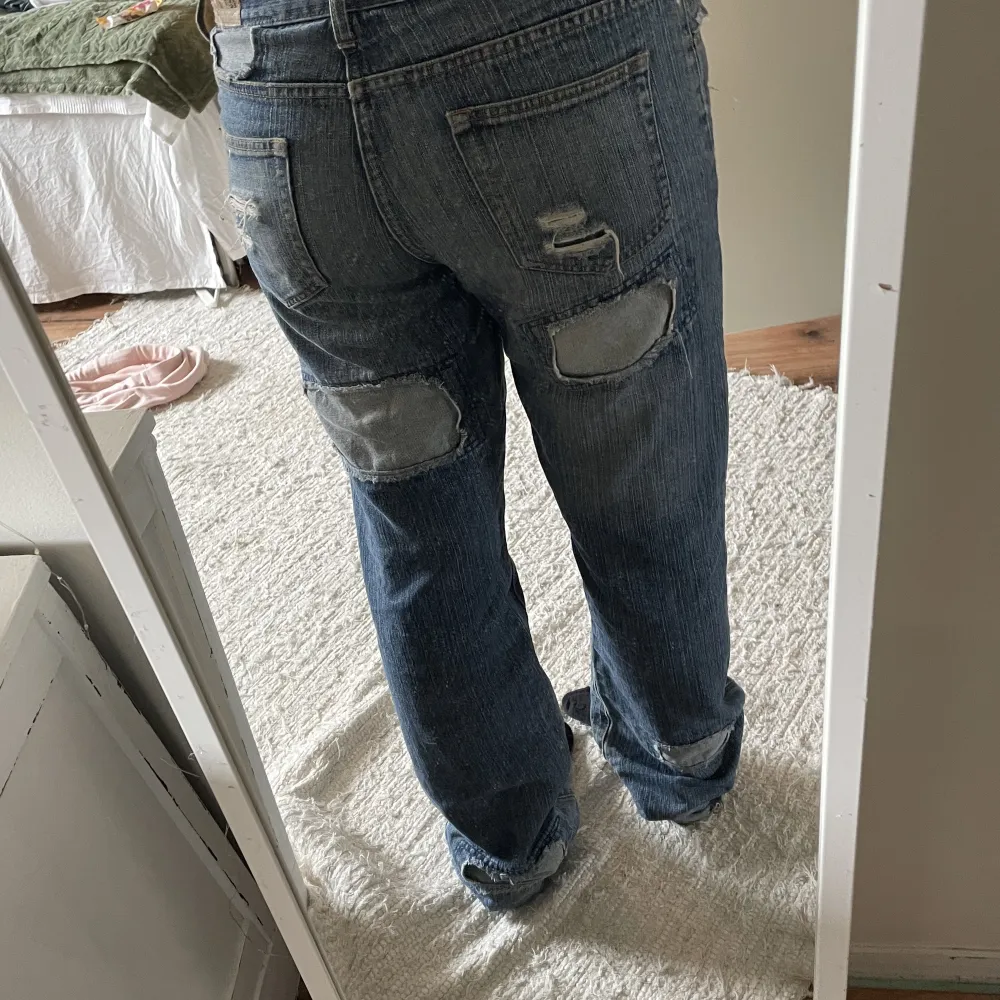 Coolaste jeansen jag äger men kommer tyvärr inte till användning längre, mått-> från skrevet och ner 86cm, midjan 44cm alltså M, vidden på byxbenet 23cm, ordinarie pris 500. Jeans & Byxor.