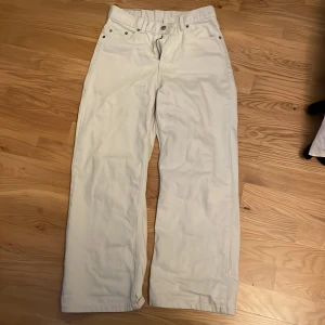 Baggie jeans beige  - Ett par baggie jeans i väldigt bra skick, har använts ett fåtal gånger. Inga hål eller missfärgningar. Nypris 950kr säljer de för 150kr