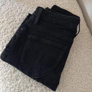 Svarta lee jeans, använda Max 10 gånger. Storlek 27. 