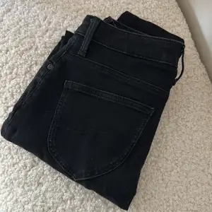 Svarta lee jeans, använda Max 10 gånger. Storlek 27. 