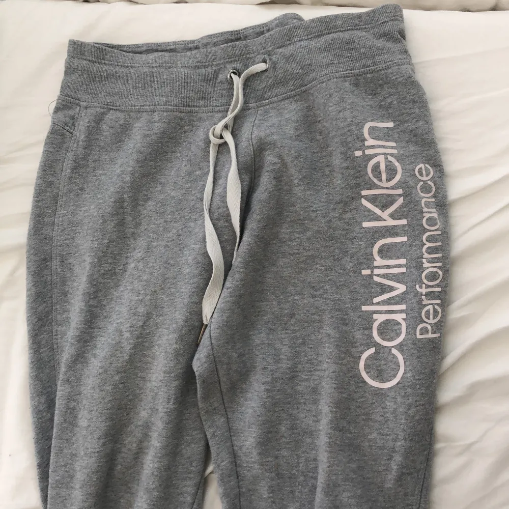 Mjukis byxor från Calvin Klein! Super bra skick,säljer pga att de blev för små och använder ej längre. 🤎. Jeans & Byxor.