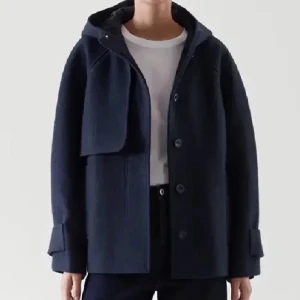 Trendig Cos Kappa - Säljer min eftertraktade as snygga Cos kappa som inte kommer till användning längre. Säljs inte längre!! Storlek xs men stor i storlek, sitter som en S på mig som vanligtvis bär S/36. Kan skicka egna bilder vid seriöst intresse.