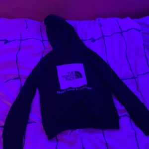 The north face hoodie  - The north face hoodie andvänd ca 5 gånger den va lite för liten för mig 