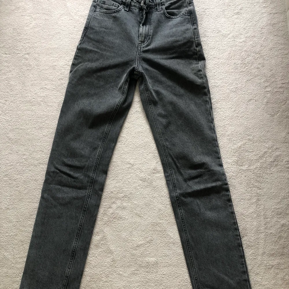 Jätte fina gråa Dagmar jeans! . Jeans & Byxor.