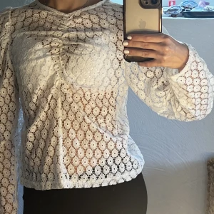spets topp - Jättefin spets topp köpt på gina, men aldrig använd💛 