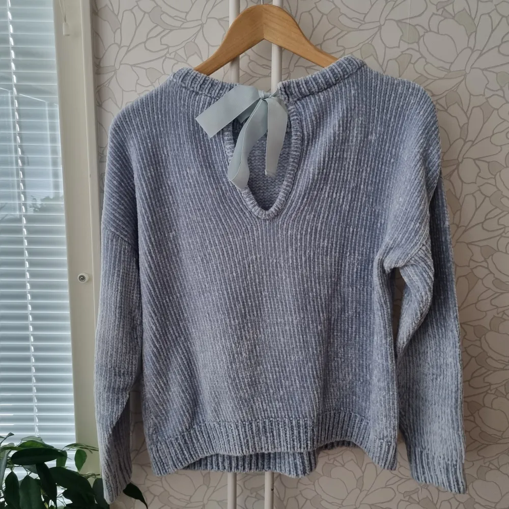 The sweater from Cubus, it was used a few times, light blue colour.. Toppar.