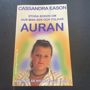 Bok - Stora boken om hur man ser och tolkar auran. Den är i nyskick☺️