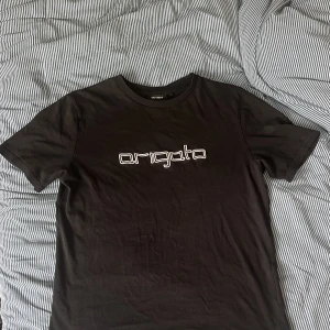 Axel Arigato Tee - Storlek S med oversize fit. Passar M, L om man gillar slim fit