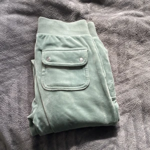Gröna juicy couture byxor - Använt väldigt fåtal gånger, nöstan som nya, säljer då dom inte kommer till användning. Kontakta för fler bilder och intresse, pris kan diskuteras.
