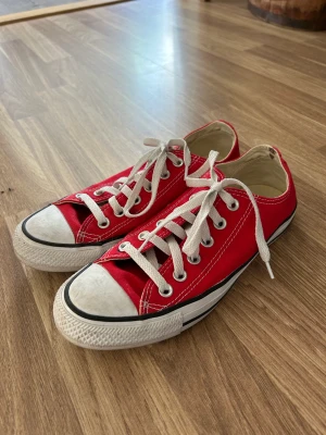Converse - Säljer mina röda converse i storlek 38! Bra skick då dom inte använts mycket!💋💋