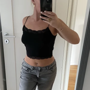 Linne - Så fint svart linne med lite spets i storlek CL, dock mindre i storlek! Säljer då den inte kommer till användning, använd få gånger:) 