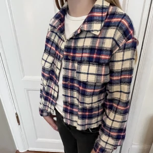 Overshirt - Kort rutig skjorta i mjukt flanell från Zara. Bred modell och med lite fransig nederkant.  (Passar mig som är 150 cm lång.)